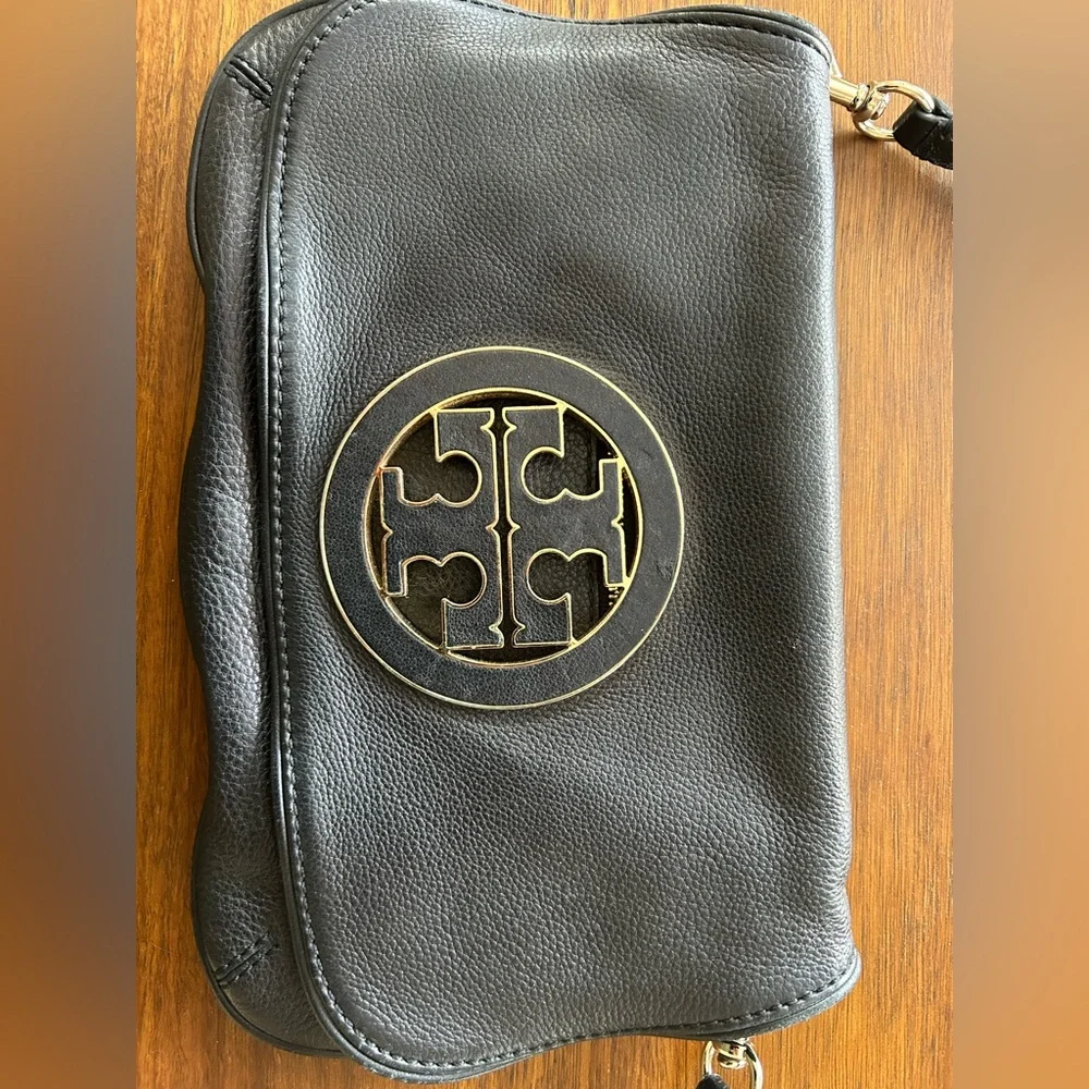 Tory Burch Black Leather Shoulder Bag with Gold Logo - Picture 2 of 6